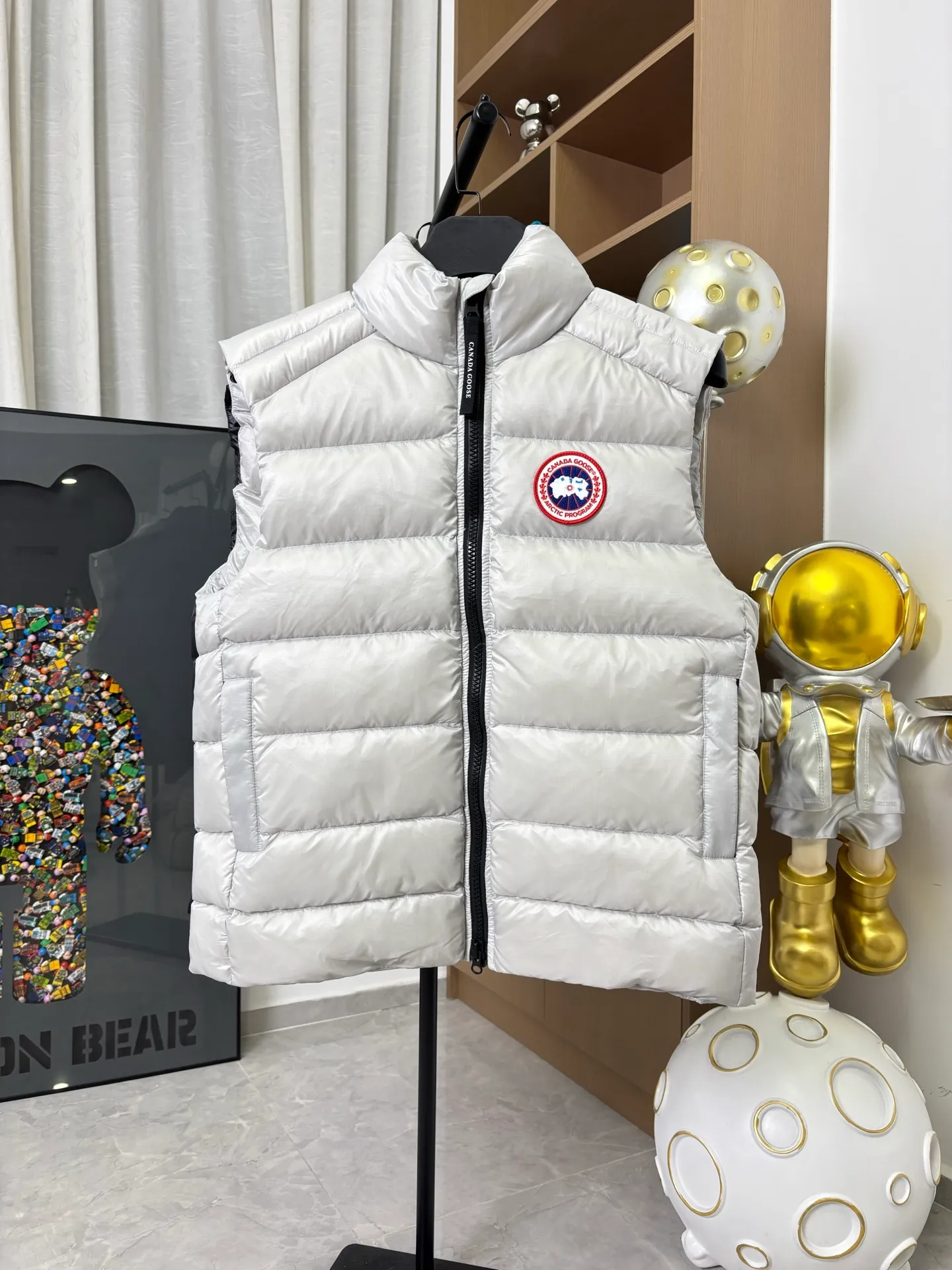 P570 Style number: DC221# [Canada Goose] CROFTON Canada Goose series lightweight 90 down vest R water-repellent treatment Winall windproof fabric 90 white duck down 700 down filling Original mold opening 1:1 Detailed production The upper body effect is stunning The highest version on the market Six sizes~ Color: Black Silver Size: XS-XXL [Picture 9️⃣ Size chart]